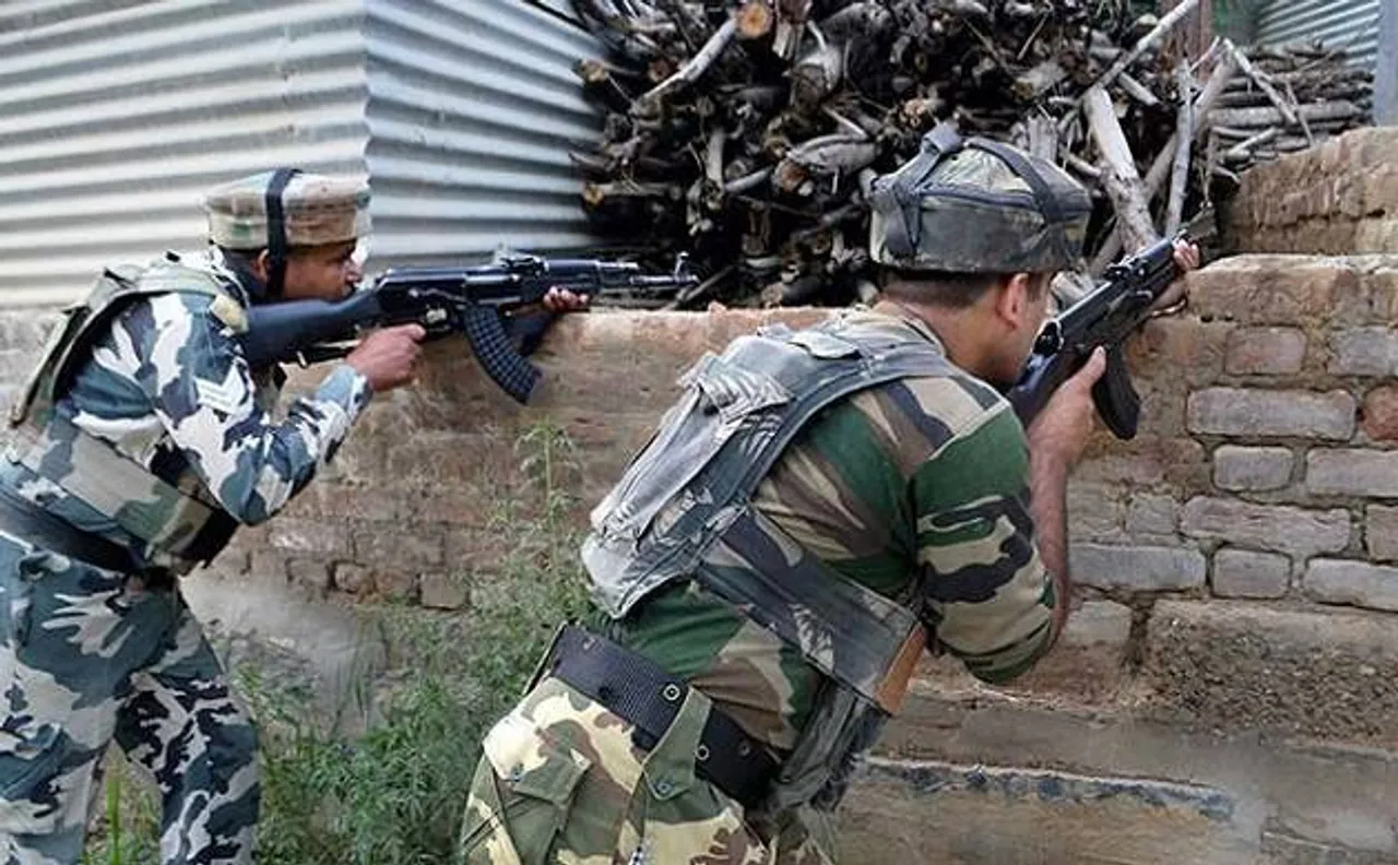 जम्मू-कश्मीर: पुलवामा में आतंकियों और सुरक्षाकर्मियों के बीच मुठभेड़ में एक जवान शहीद