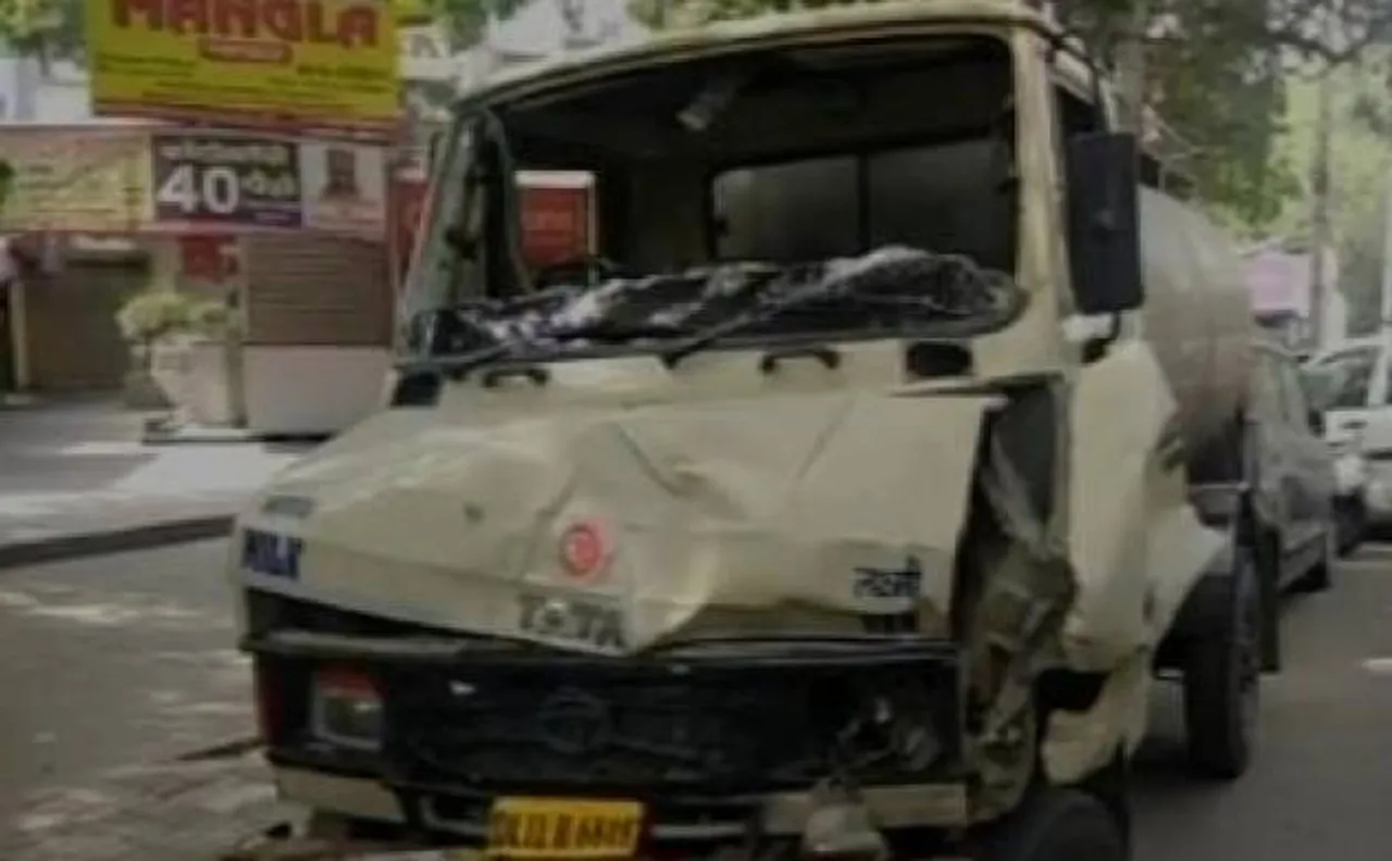 दिल्ली: केशवपुरम में टैंकर से स्कूल वैन की टक्कर, 1 बच्ची की मौत