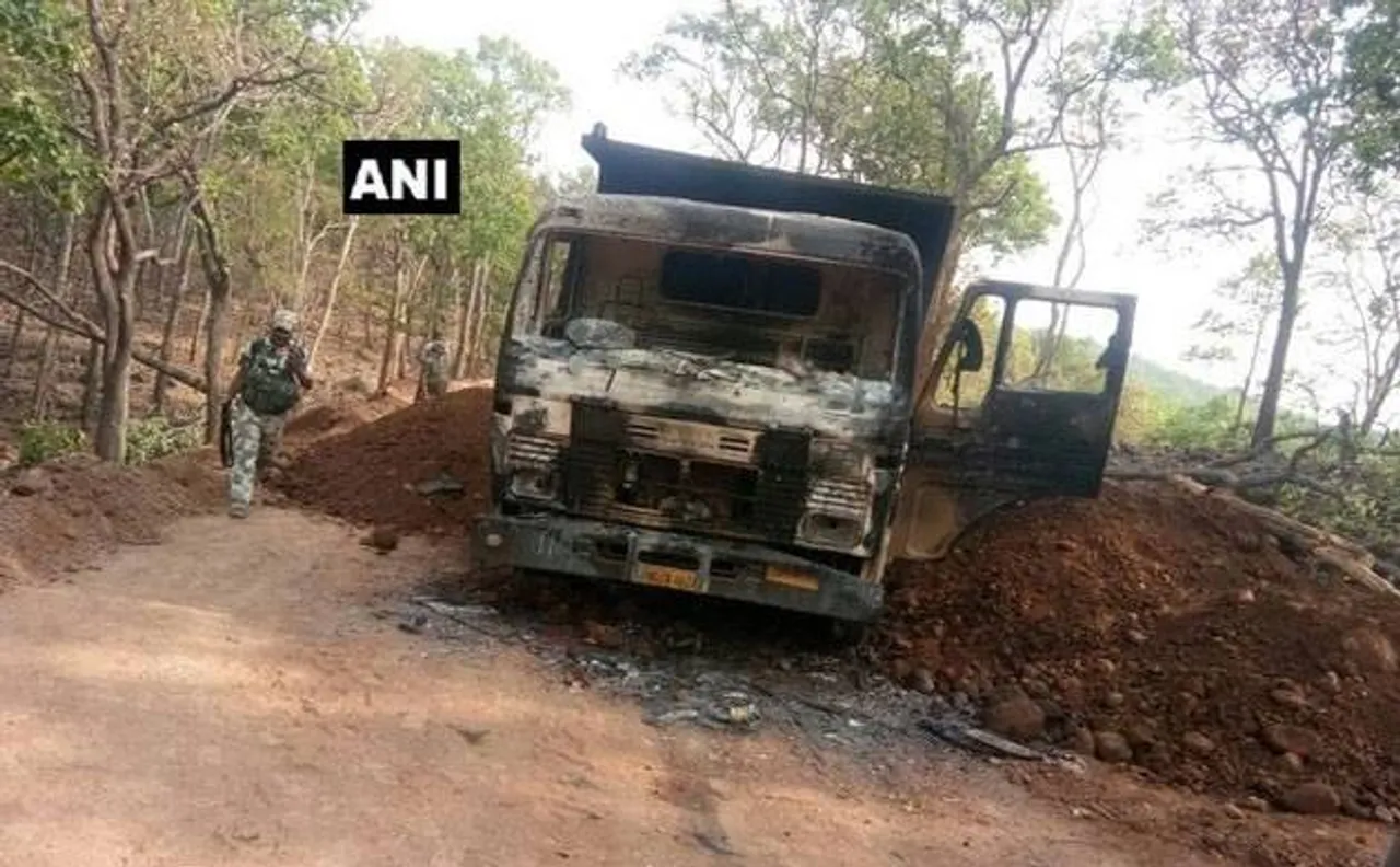 छत्तीसगढ़ में नक्सलियों ने 6 वाहनों में लगाई आग, इंजीनियर समेत 3 को किया अगवा