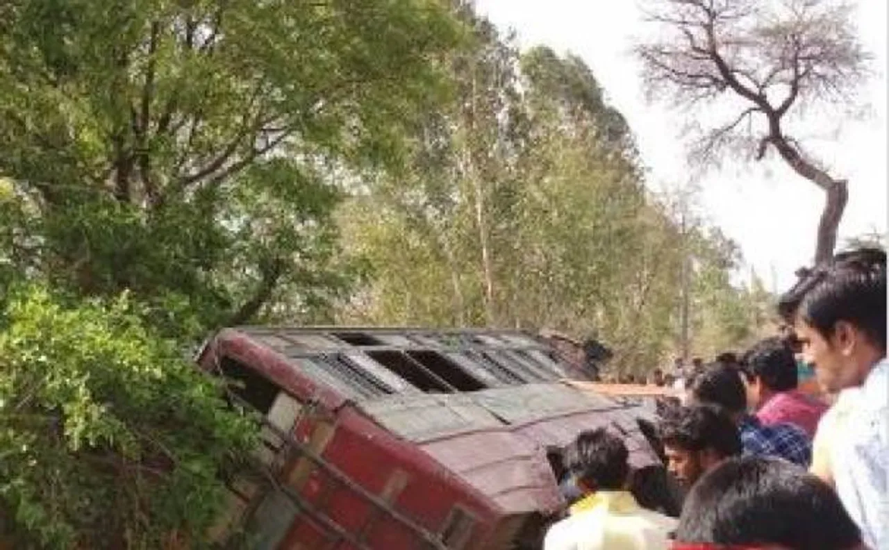 मध्यप्रदेश: मंदसौर में बस पलटी, 7 की मौत