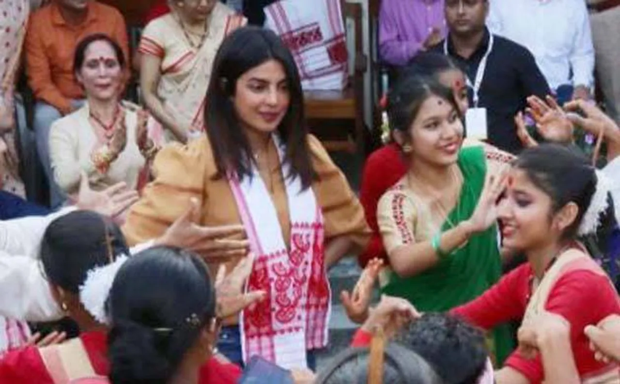 असम में देसी रंग में रंगी प्रियंका चोपड़ा, स्कूली बच्चों संग किया 'बिहू' डांस