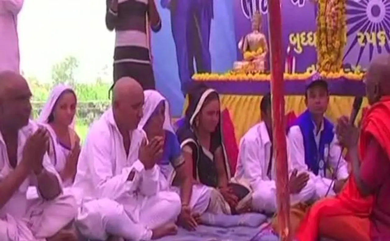 गुजरात: ऊना में दलितों ने हिन्दू धर्म का  त्याग कर अपनाया बौद्ध धर्म, कहा- हमें कोई हिन्दू नहीं मानता