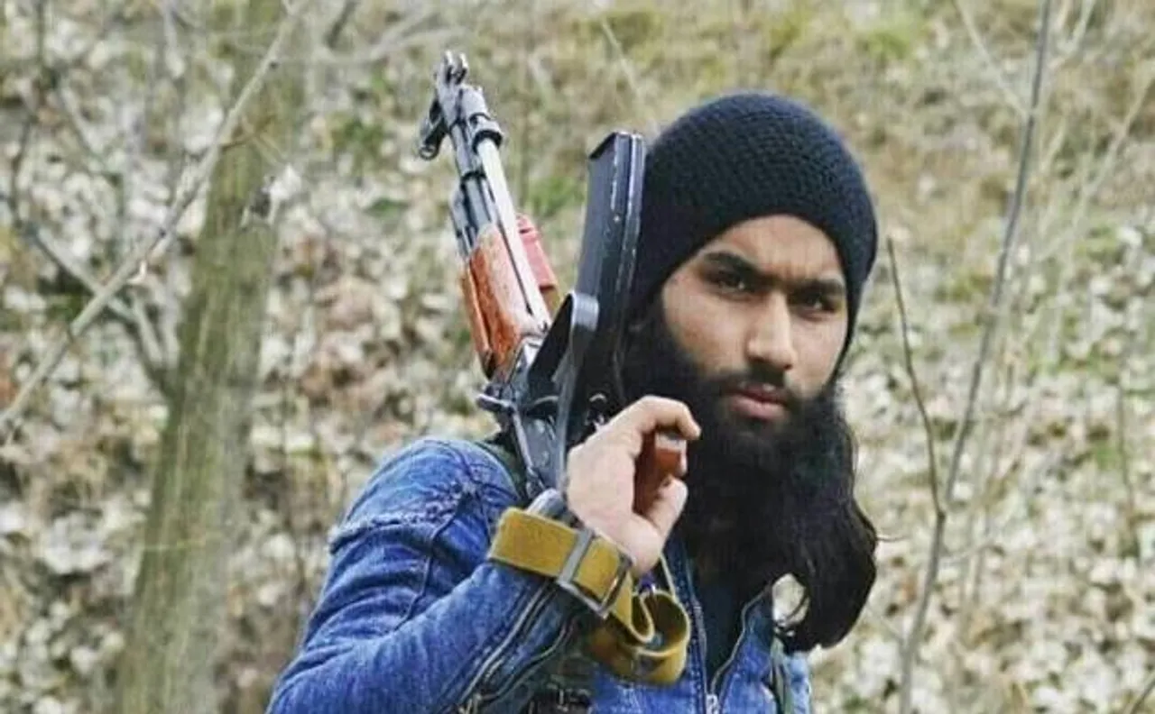 जम्मू-कश्मीर: आतंकी समीर टाइगर के जनाजे में उमड़ी भीड़, सरेआम लहराईं AK-47