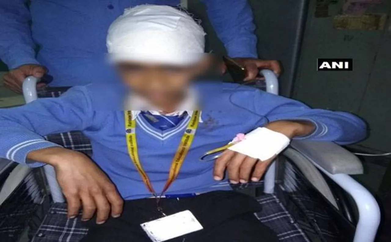 पत्थरबाजों ने स्कूल बस को बनाया निशाना, 1 छात्र घायल, धरपकड़ के लिये पुलिस का सर्च ऑपरेशन जारी