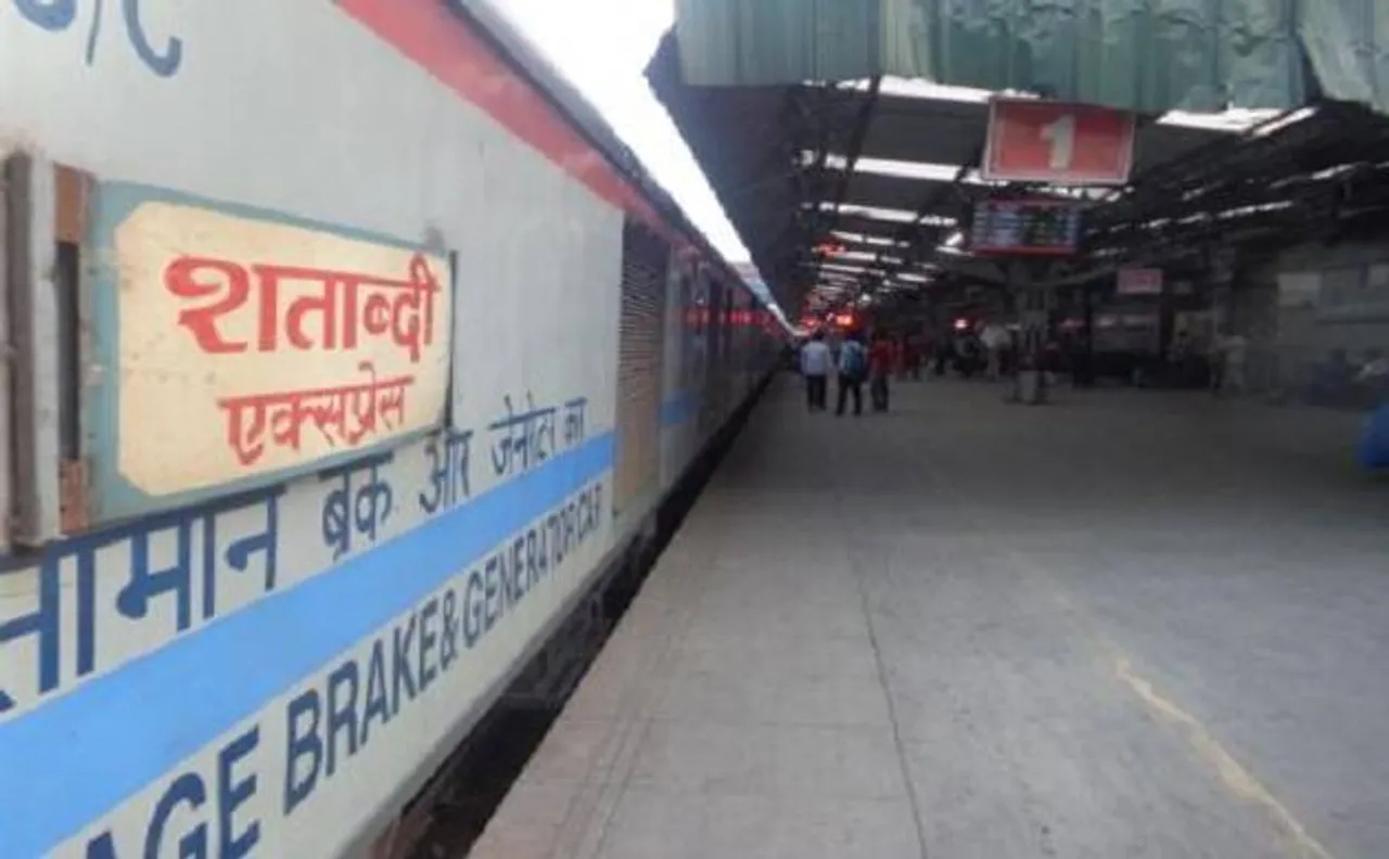 खाने में मिला था जिंदा कीड़ा, रेलवे को लगा 10,000 रुपये का जुर्माना