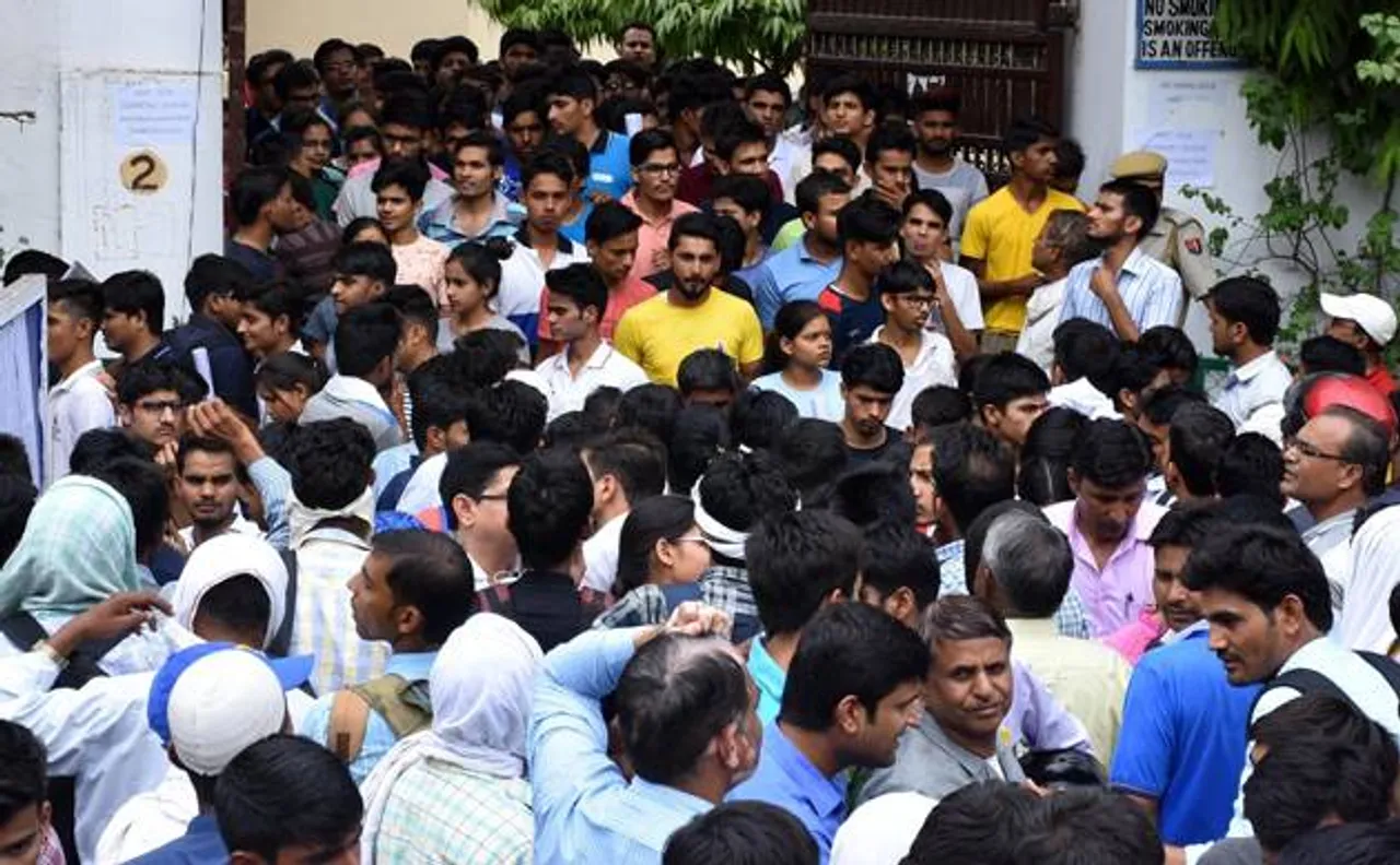 नीट परीक्षा: अभ्यर्थियों ने नियमों की अनदेखी की, CBSE ने दिखाई सख्ती