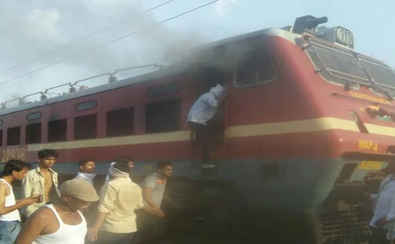 महाराष्ट्रः ट्रेन के इंजन में लगी आग, सहायक लोको पायलट की मौत