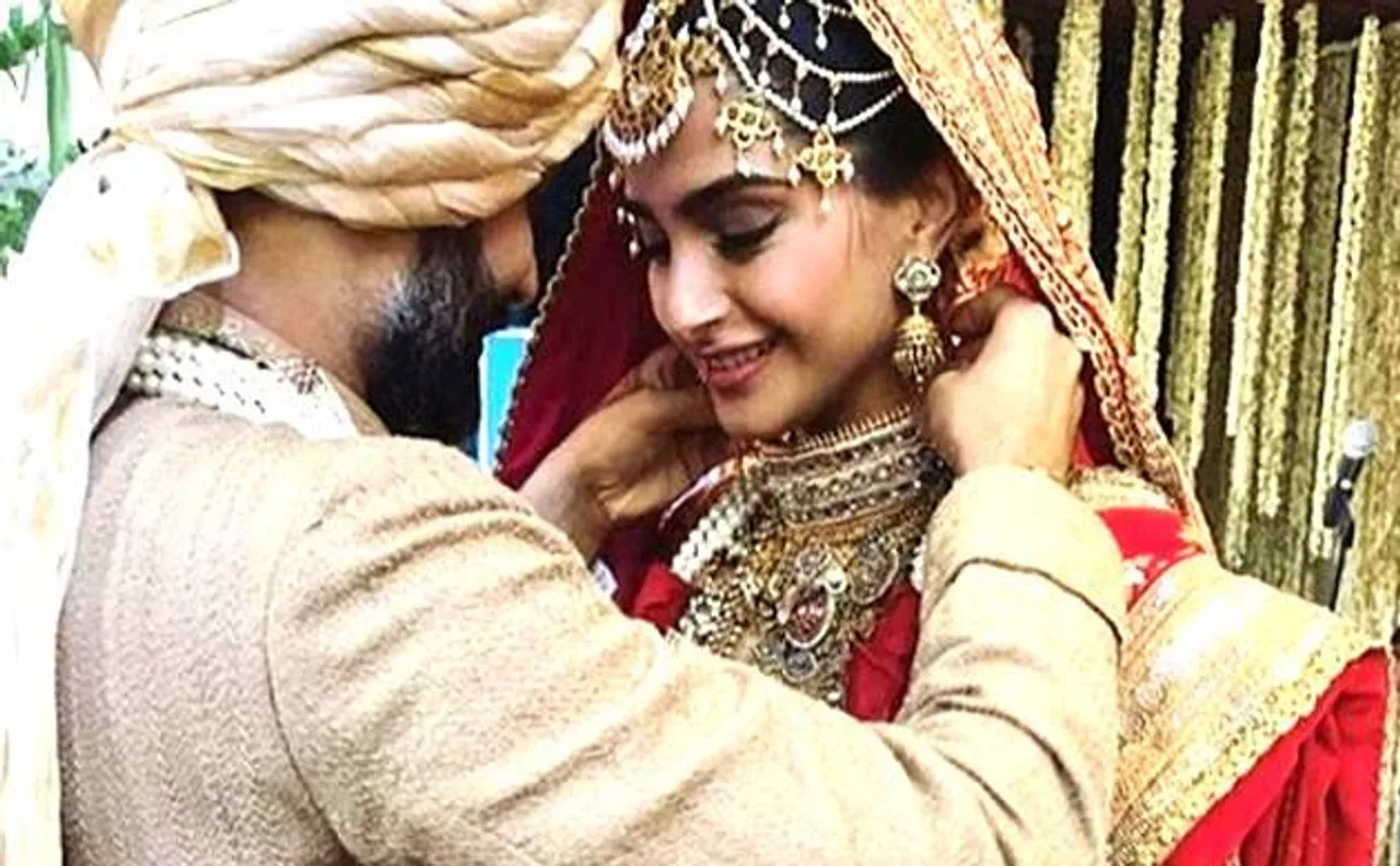 VIRAL PICS: शादी के बाद कुछ इस अंदाज में नजर आए सोनम कपूर और आनंद आहूजा