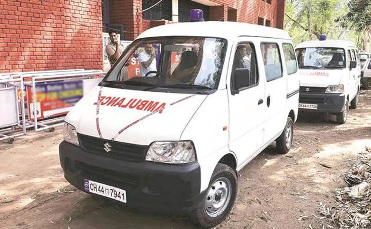 UP: हॉस्पिटल ने नहीं दी एंबुलेंस, पति ने कंधे पर ढोया पत्नी का शव