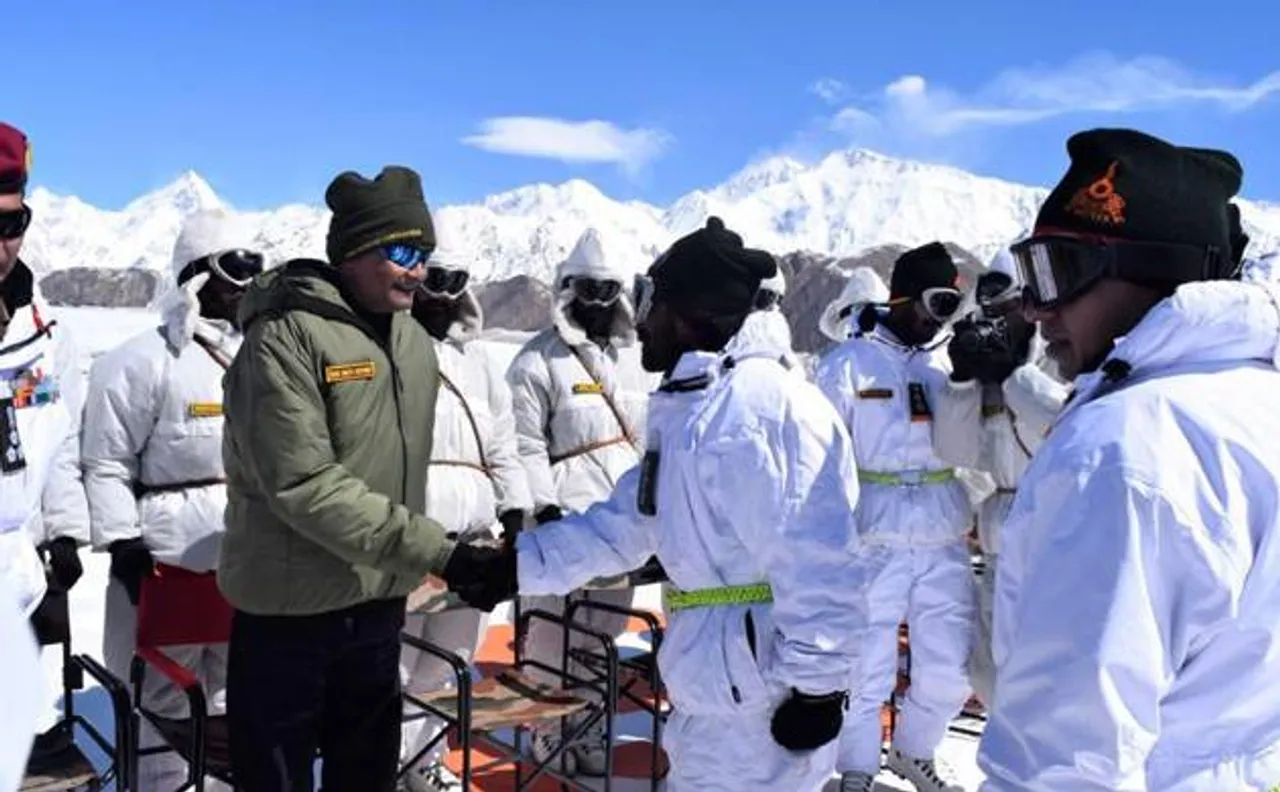 सियाचिन का दौरे पर पहुंचे राष्ट्रपति, जवानों से मिले