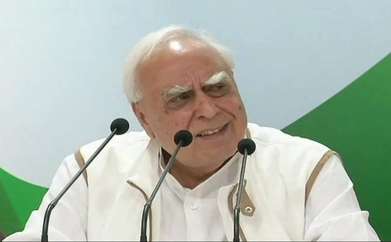 कर्नाटक चुनावः बीजेपी प्रत्याशी बी श्रीरामुलू के खिलाफ चुनाव आयोग पहुंची कांग्रेस, याचिका देकर घूस देने का लगाया आरोप