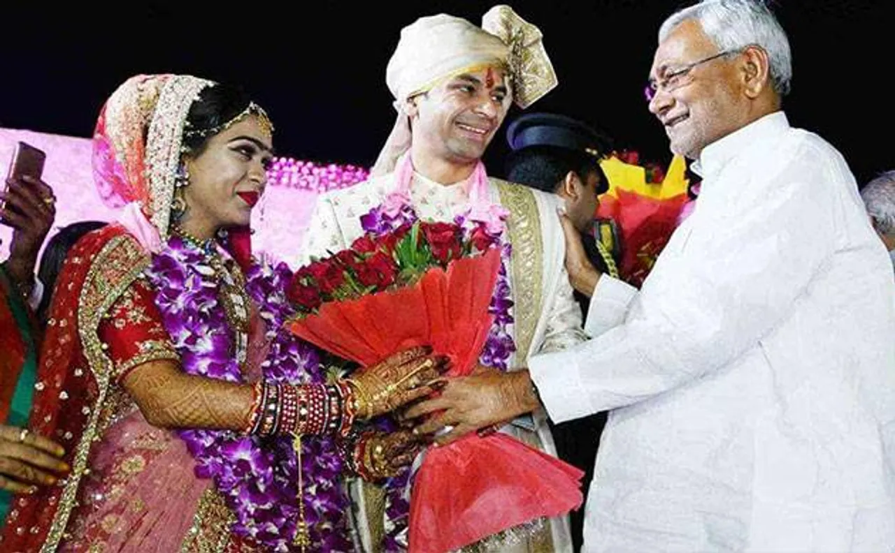 तेज प्रताप की शादी में पहुंचे थे खाना खाने, लेकिन मिली सिर्फ लाठियां