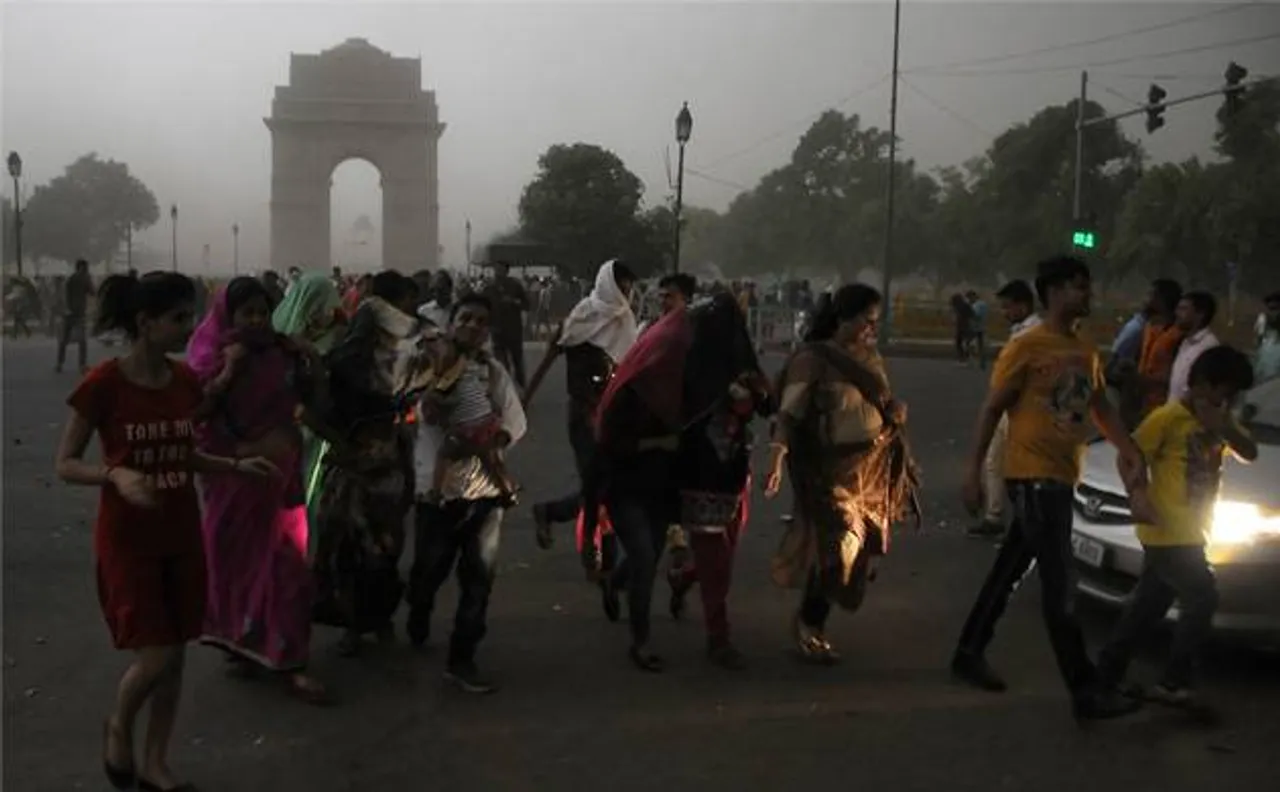 दिल्ली-NCR में अभी नहीं टला तूफ़ान का खतरा, हवाई यतायात प्रभावित