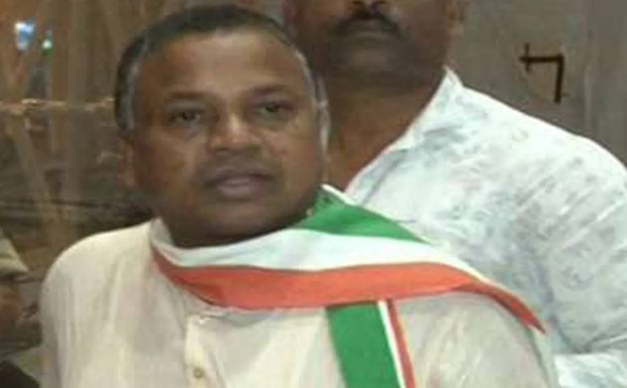 कांग्रेस विधायक ने दिया विवादित बयान कहा, चुनाव में BJP के कार्यकर्ताओं को शराब की खाली बोतलों से पीटें
