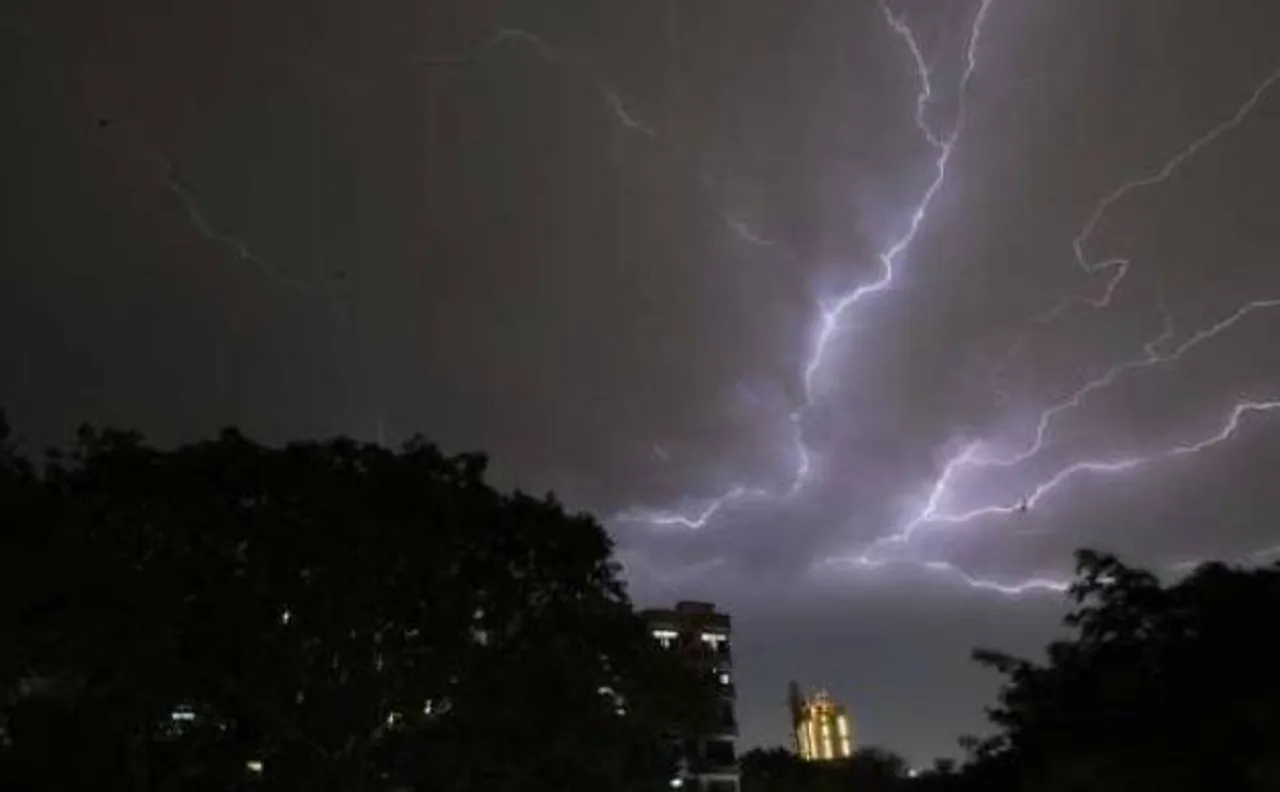 मौसम की मार जारी, अब तक 53 की मौत 65 घायल, देश भर में जन-जीवन अस्त-व्यस्त