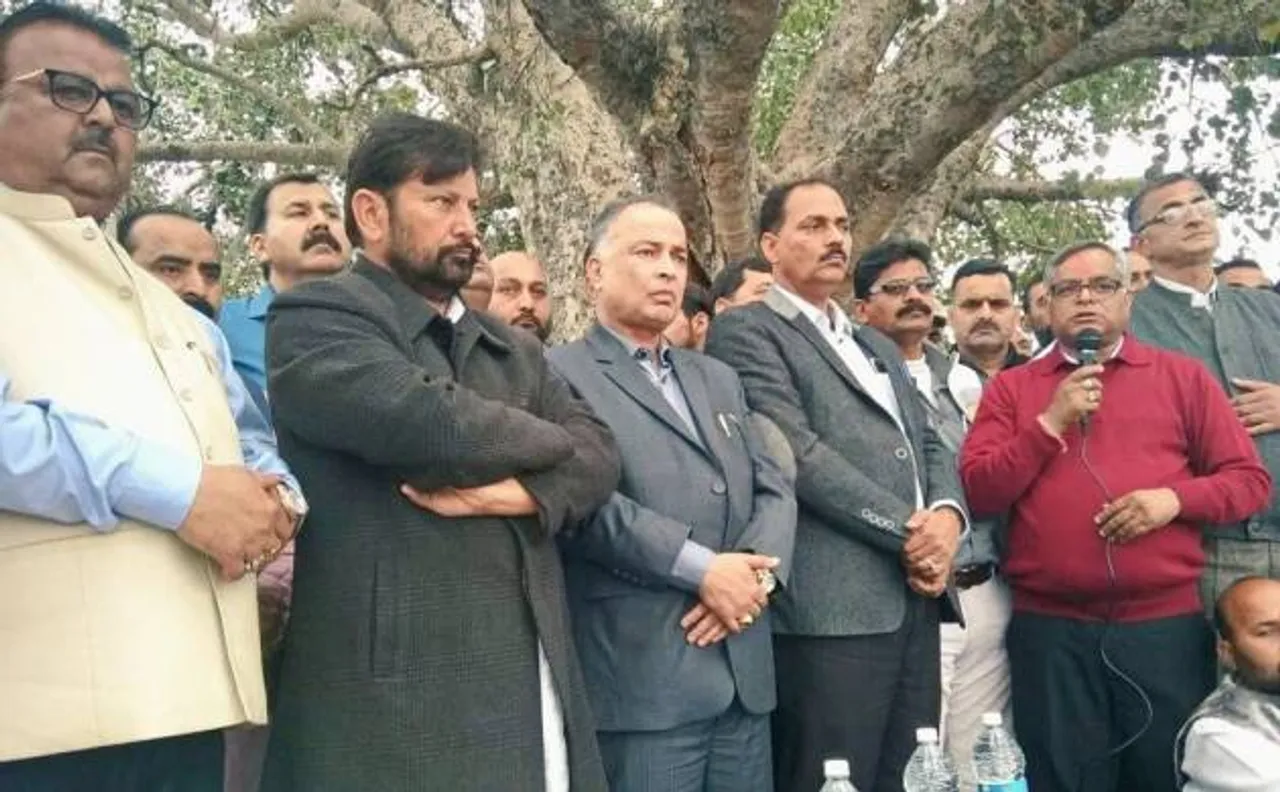 जम्मू-कश्मीर: कठुआ गैंगरेप मामले में पूर्व BJP नेता ने निकाली कैंडल मार्च