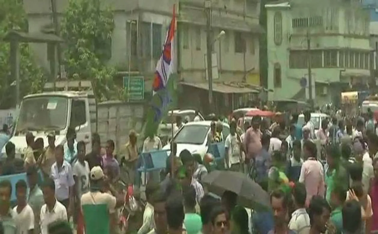 पश्चिम बंगाल पंचायत चुुनाव: वोटों की गिनती जारी, टीएमसी-बीजेपी कार्यकर्ताओं में झड़प, पुलिस का लाठीचार्ज