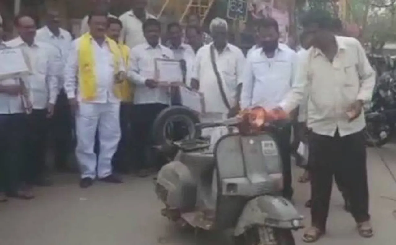 Viral Video: महंगे पेट्रोल-डीजल के विरोध में टीडीपी कार्यकर्ता ने फूंका स्कूटर