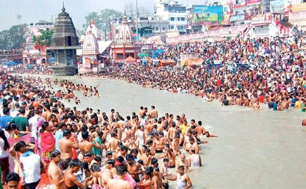 गंगा दशहरा 2018: हरिद्वार-वाराणसी में उमड़ा श्रद्धालुओं का सैलाब, गंगा में लगाई डुबकी