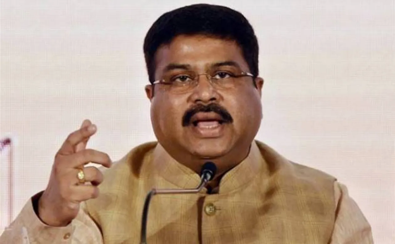 1 पैसा पर घिर गई सरकार, पेट्रोलियम मंत्री ने किया बचाव, कहा- पहले भी ऐसा होता रहा है