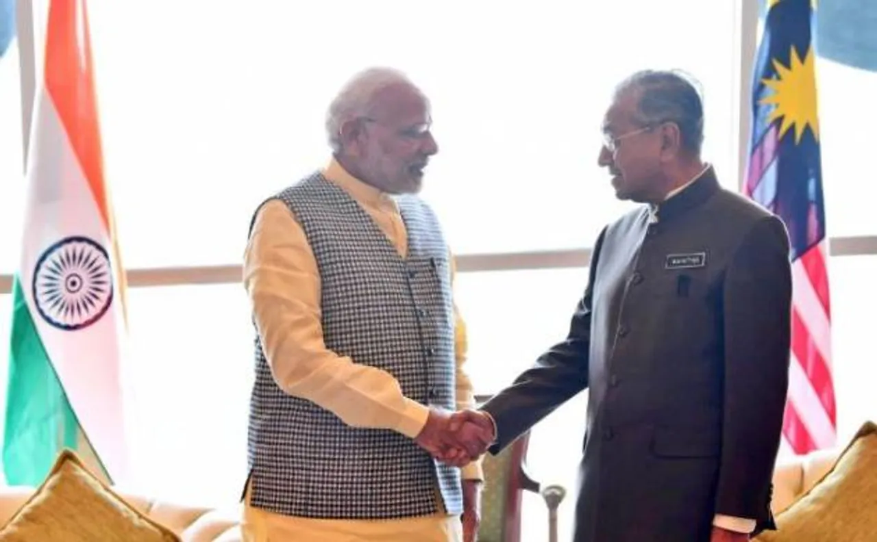 मोदी तीन देशों की यात्रा के तहत पहुंचे मलेशिया, पीएम महातिर से की मुलाक़ात