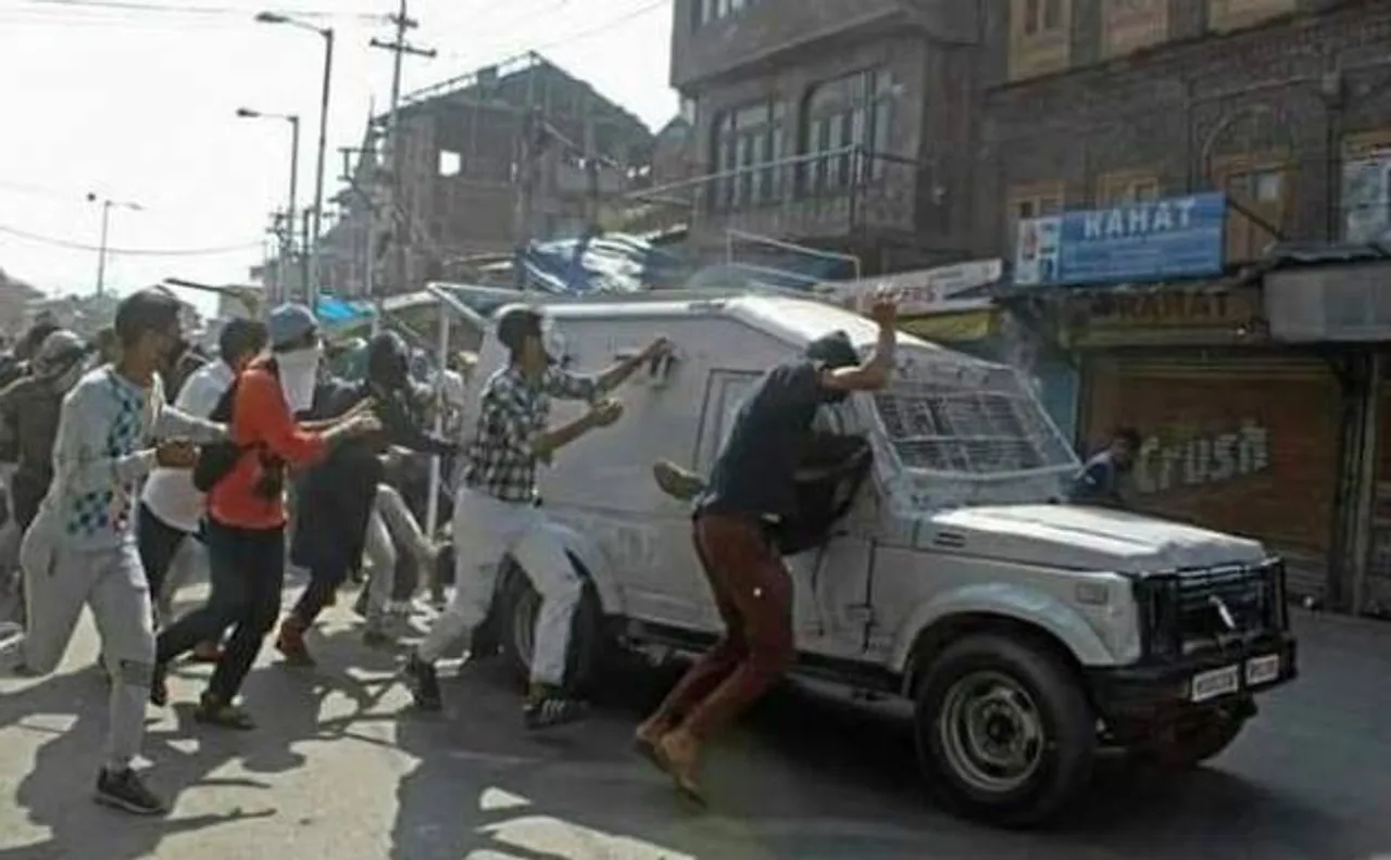 जम्मू-कश्मीर: CRPF वाहन की टक्कर में घायल युवक की मौत, प्रदर्शन तेज़