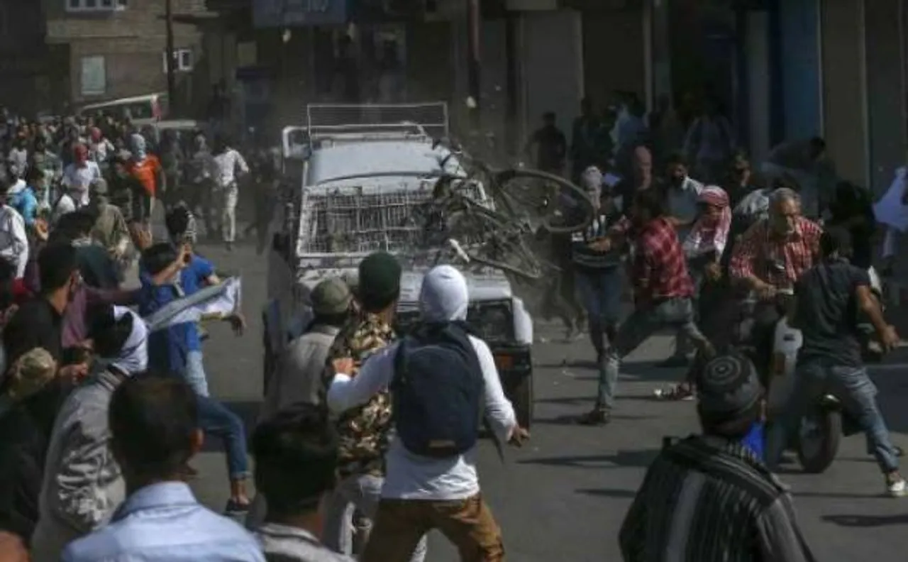 जम्मू-कश्मीर: नौहट्टा में CRPF वाहन से टकराकर युवक की मौत पर बवाल, FIR दर्ज़