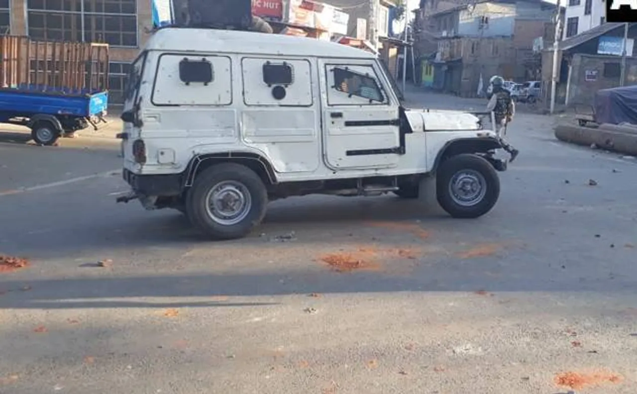 जम्मू-कश्मीरः आतंकियों ने CRPF के तीन काफिले पर फेंका ग्रेनेड, चार जवान समेत पांच घायल