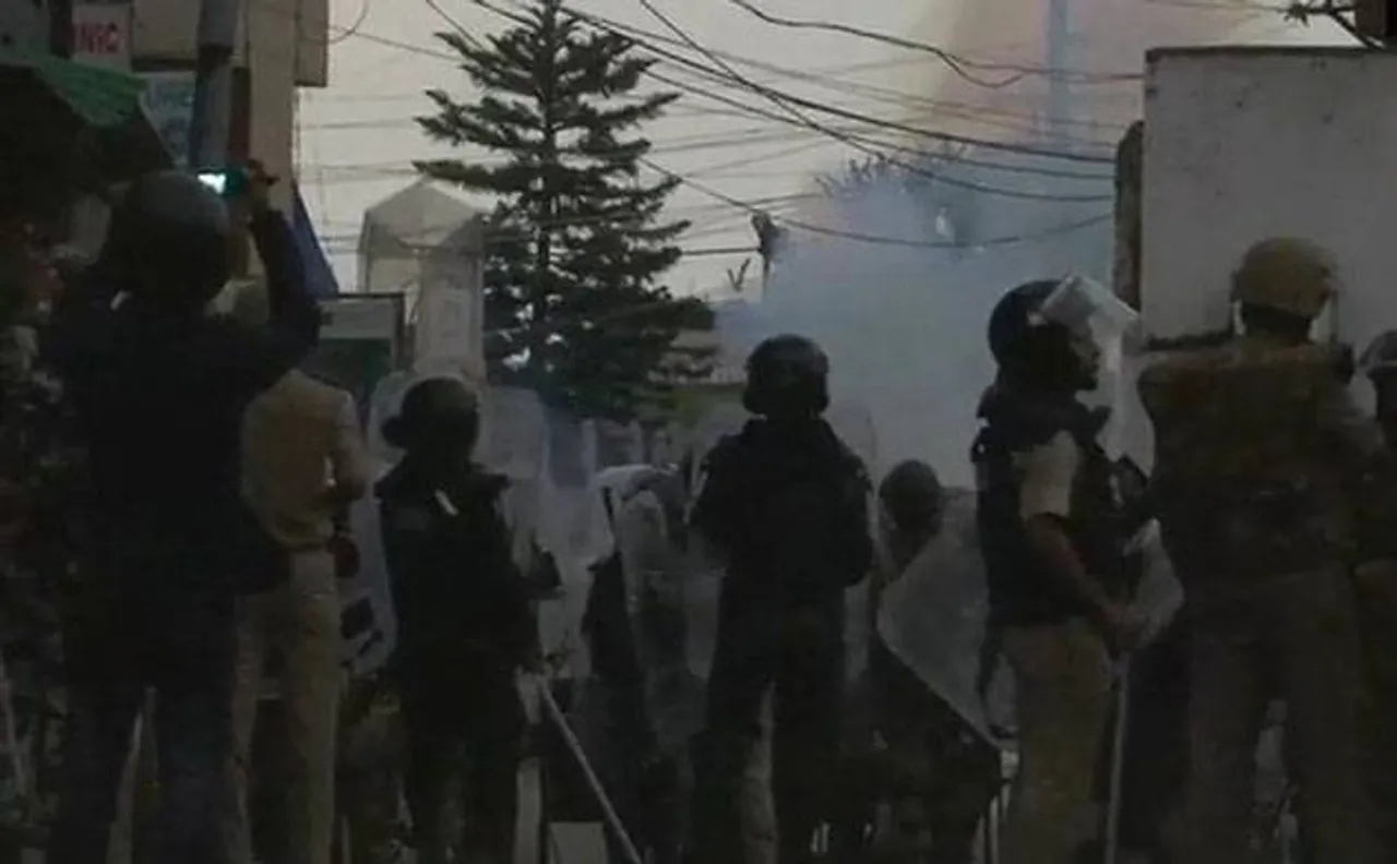 शिलांग हिंसाः पुलिस ने प्रदर्शनकारियों पर दागे आंसू गैस के गोले, पांच लोगों को लिया हिरासत में, कर्फ्यू जारी
