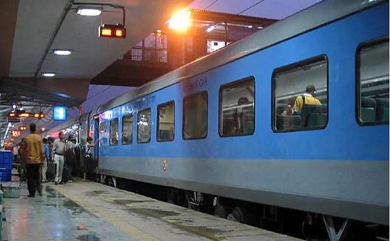 रेल यात्रियों के लिए खुशखबरी, अब वेटिंग ई-टिकट पर भी कर पाएंगे ट्रेन में सफर