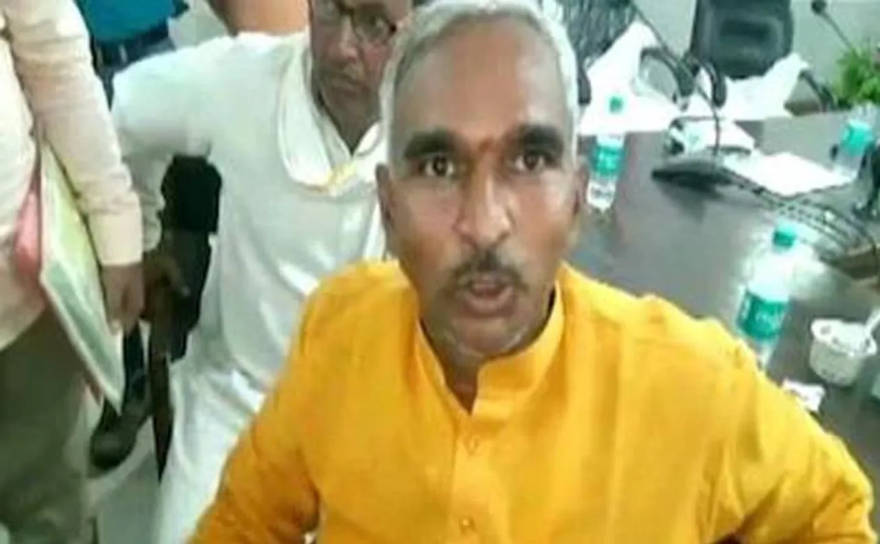 BJP MLA का विवादित बयान, कर्मचारियों से अच्छा तो वैश्या का चरित्र
