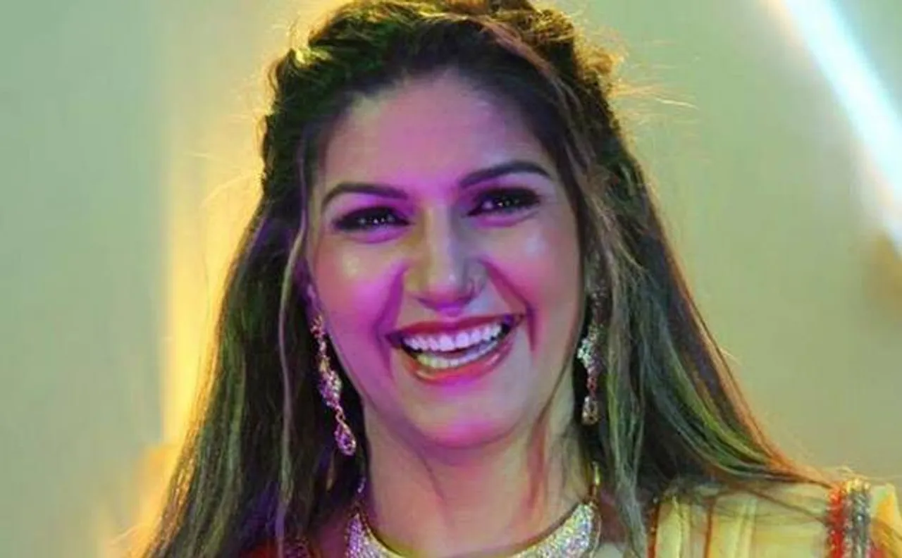 वेस्टर्न लुक में फैन के साथ इस सुपरहिट गाने पर थिरकीं सपना चौधरी, देखते रह जाएंगे आप!
