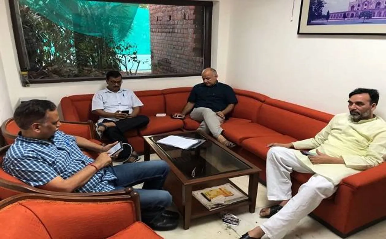 अरविंद केजरीवाल ने एलजी के खिलाफ फिर छेड़ी जंग, तीन मंत्रियों के साथ धरने पर बैठे