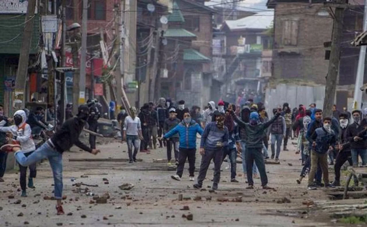 जम्मू-कश्मीर: CRPF के बस पर पत्थरबाजी का वीडियो सामने आया, 5 जवान हुए थे घायल