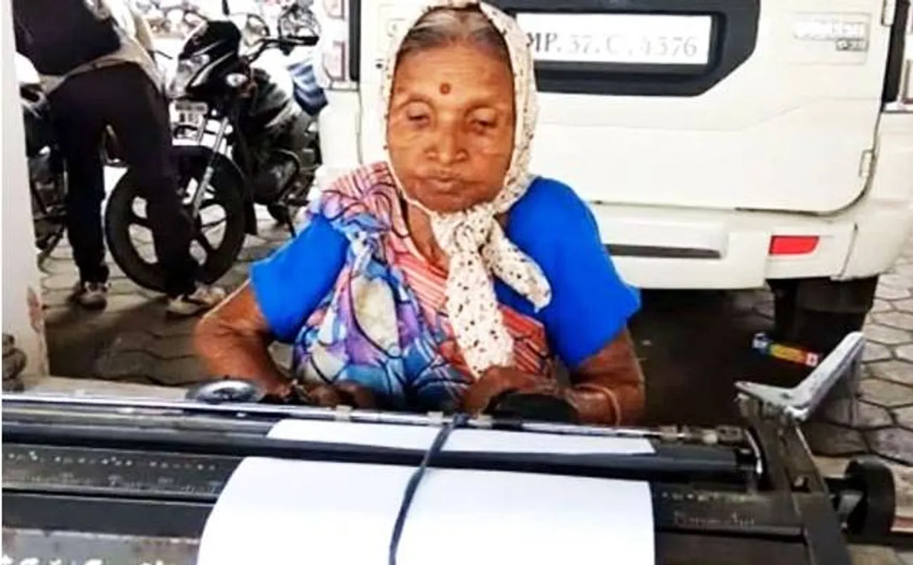 'टाइपिंग अम्मा' की स्पीड देख सहवाग भी हुए हैरान, बताया 'सुपर वूमन'