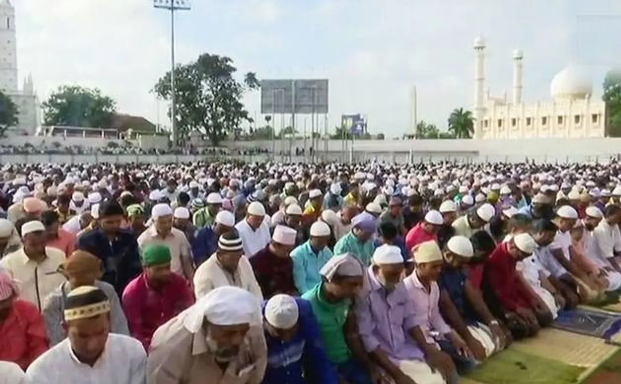 केरल में मनाई गई ईद, नमाज के दौरान शशि थरूर भी रहे मौजूद