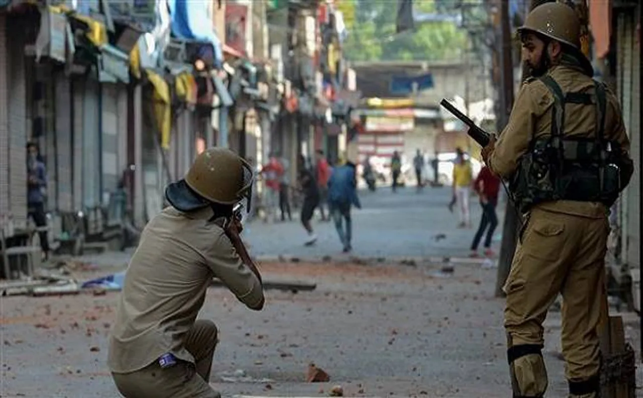 J&K: ईद के मौके पर भी कश्मीर घाटी में नहीं थमी हिंसा, एक की मौत