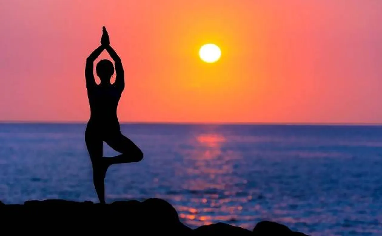 जिम और फिटनेस सेंटर की बजाए इन योग आसनों से खुद को रखें FIT