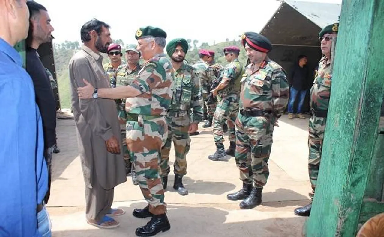 शहीद औरंगजेब के परिवार वालों से मिले आर्मी चीफ जनरल बिपिन रावत