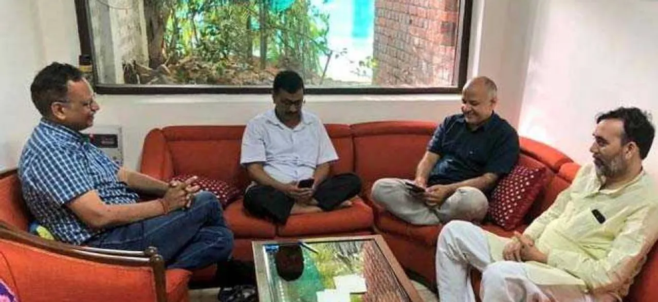 केजरीवाल का धरना जारी, AAP ने पीएम पर साधा निशाना- हमारे लिए समय क्यों नहीं?