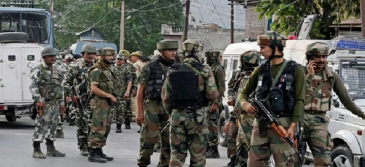 जम्मू-कश्मीर: पुलवामा में सेना ने मार गिराए तीन आतंकी, CRPF का एक जवान भी घायल