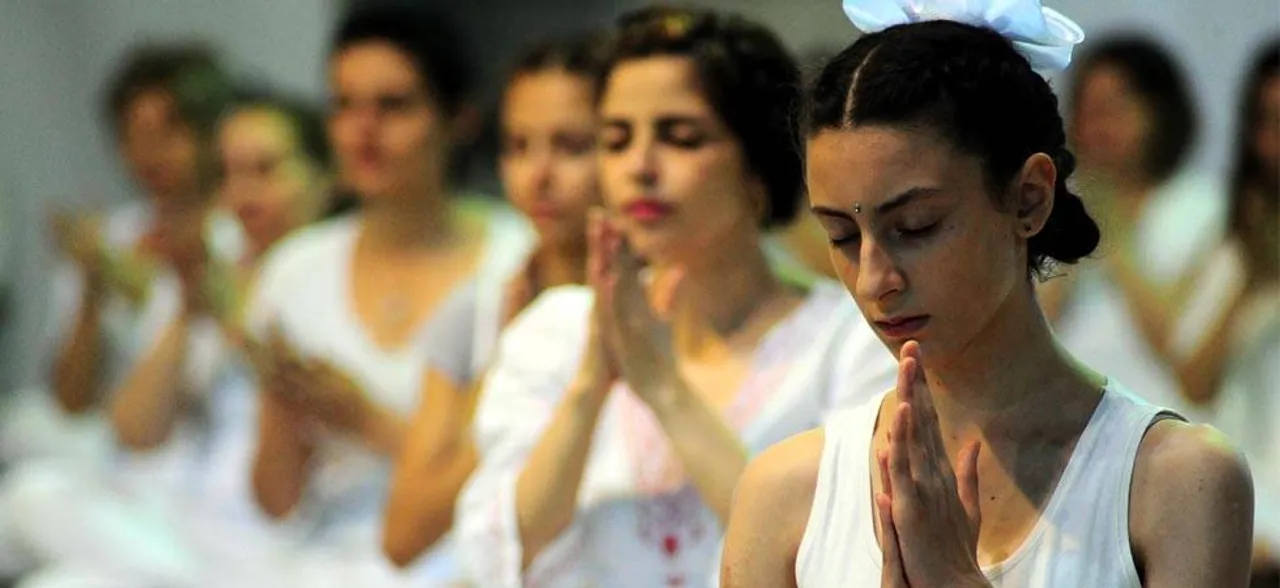 International Yoga Day: मोटापे को इन आसनों से कहें अलविदा, शरीर में लचीलापन बढ़ाकर पाएं फिट बॉडी