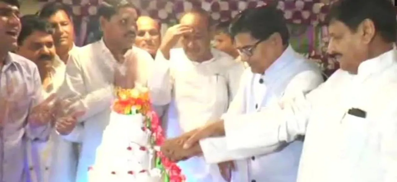 रामगोपाल यादव के जन्मदिन पर भाई शिवपाल ने खिलाया केक, खत्म हुई कुनबे में कलह!