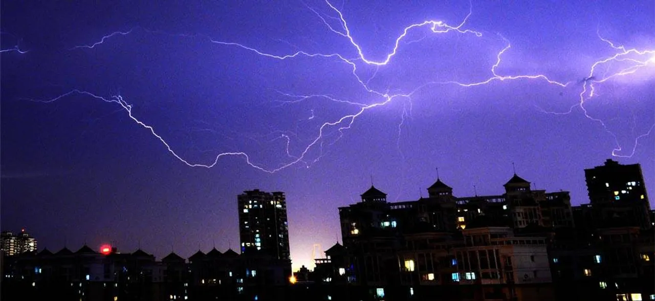 अगले तीन घंटों में यूपी में तेज़ आंधी के साथ बारिश का अलर्ट जारी, दिल्ली में छाये बादल