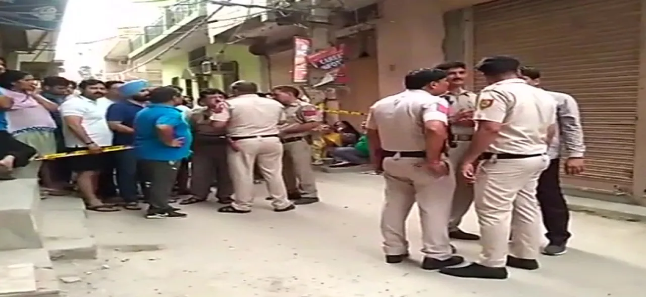 दिल्ली: बुराड़ी में एक ही घर से 11 लोगों के शव मिलने से इलाके में सनसनी, मुंह-आंखों पर बंधी थी पट्टी