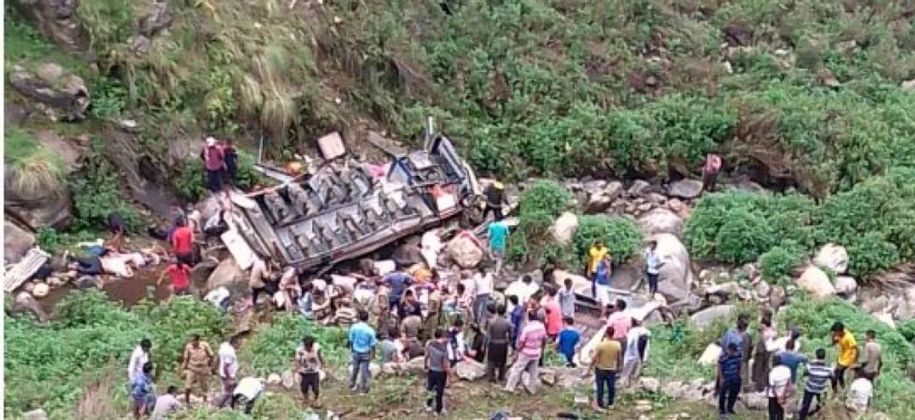 LIVE उत्तराखंड: पौड़ी गढ़वाल में खाई में गिरी यात्रियों से भरी बस, अब तक 48 लोगों की मौत, पीएम मोदी ने जताया दुख