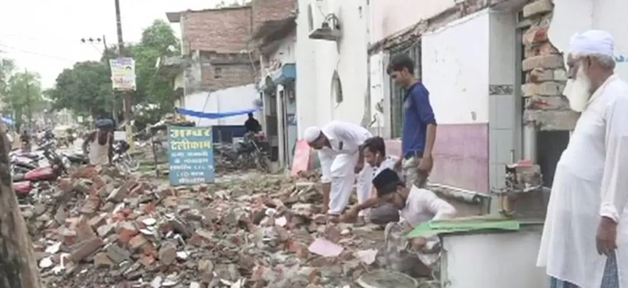 इलाहाबाद में दिखा सदभाव, कुंभ के लिए सड़क चौड़ीकरण में बाधक बन रहे मस्जिद को खुद मुस्लिमों ने तोड़ा