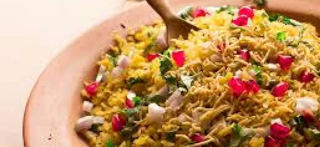 वीकेंड स्पेशल रेसिपी: स्वाद और सेहत के लिए बेहतरीन होता है इंदौरी पोहा