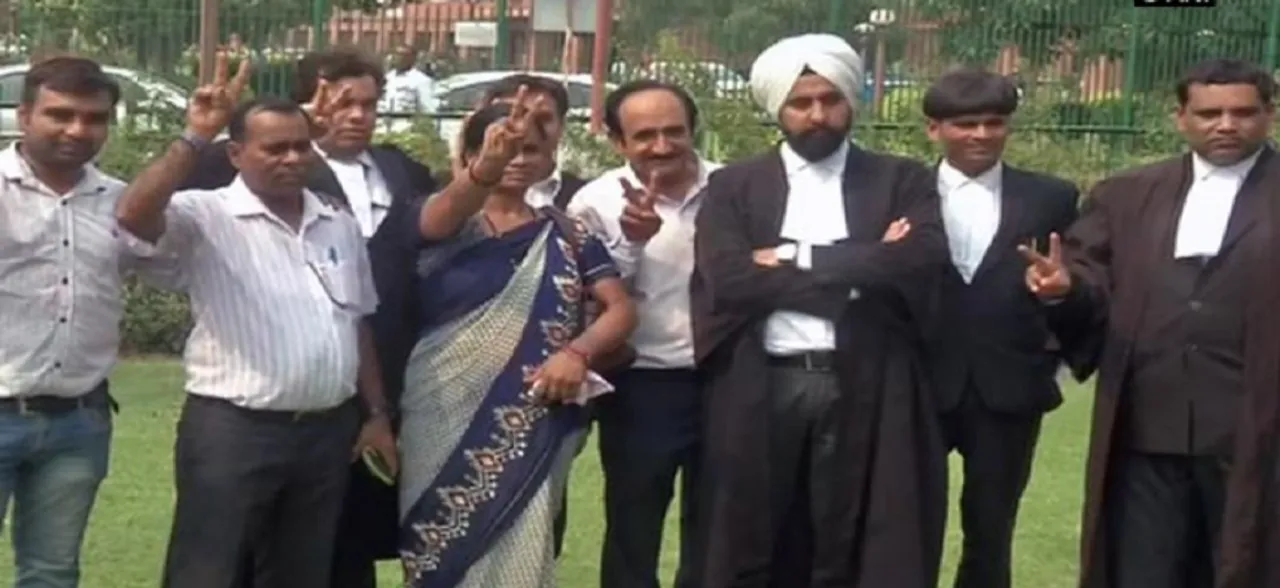 निर्भया गैंगरेप: सुप्रीम कोर्ट के फैसले को लोगों ने सराहा, मां ने कहा- हमारा भरोसा फिर से जगा