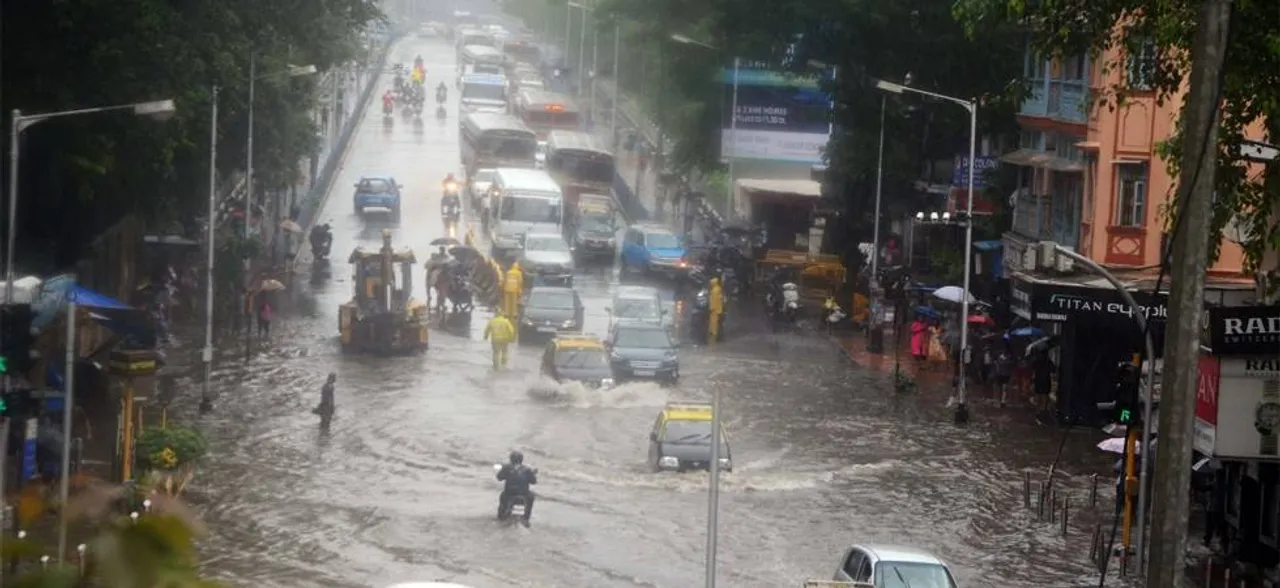 भारी बारिश ने थामी मुंबई की रफ़्तार, NDRF ने बाढ़ में फंसे 1500 लोगों का किया रेस्क्यू